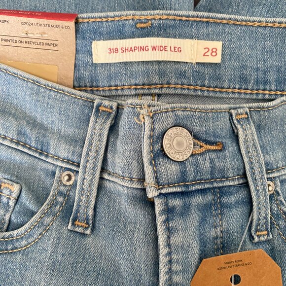 NWT LEVI'S 318 Shaping Wide Leg Jeans Size 28 Light Wash - Picture 7 of 11